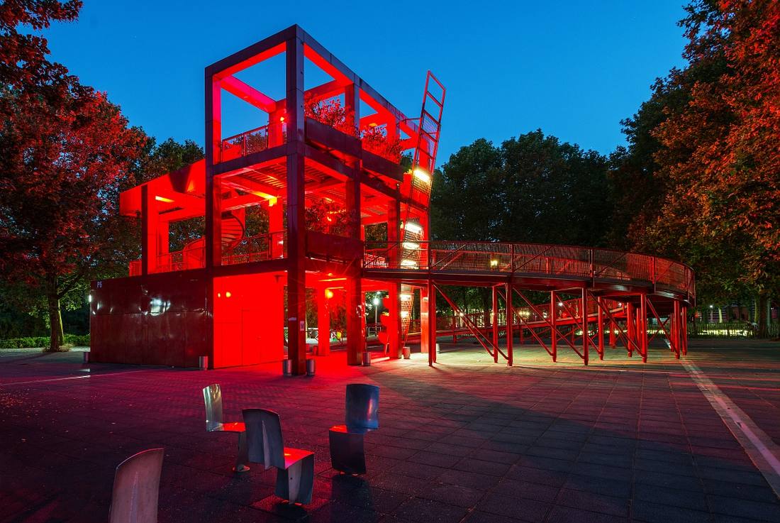Folie rouge illuminée au bord du canal de La Villette
